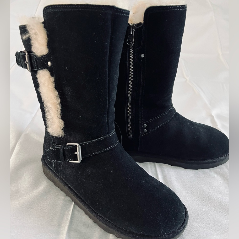 Ugg Magda Boot, kids 6/women’s 8)